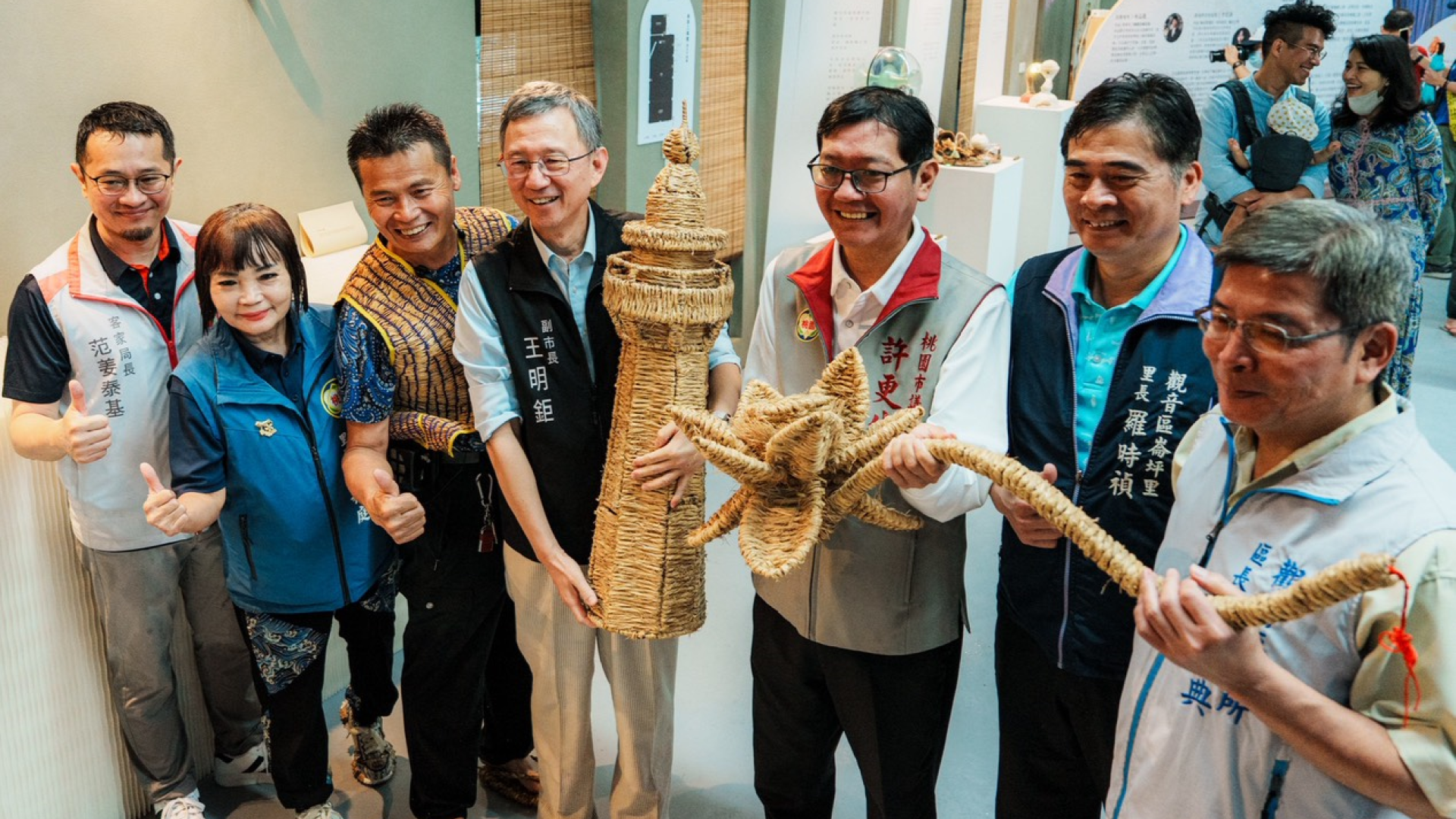 ▲在地客籍藝術家王昱翔展示客家草編藝術創作。(圖片來源:桃園市政府)