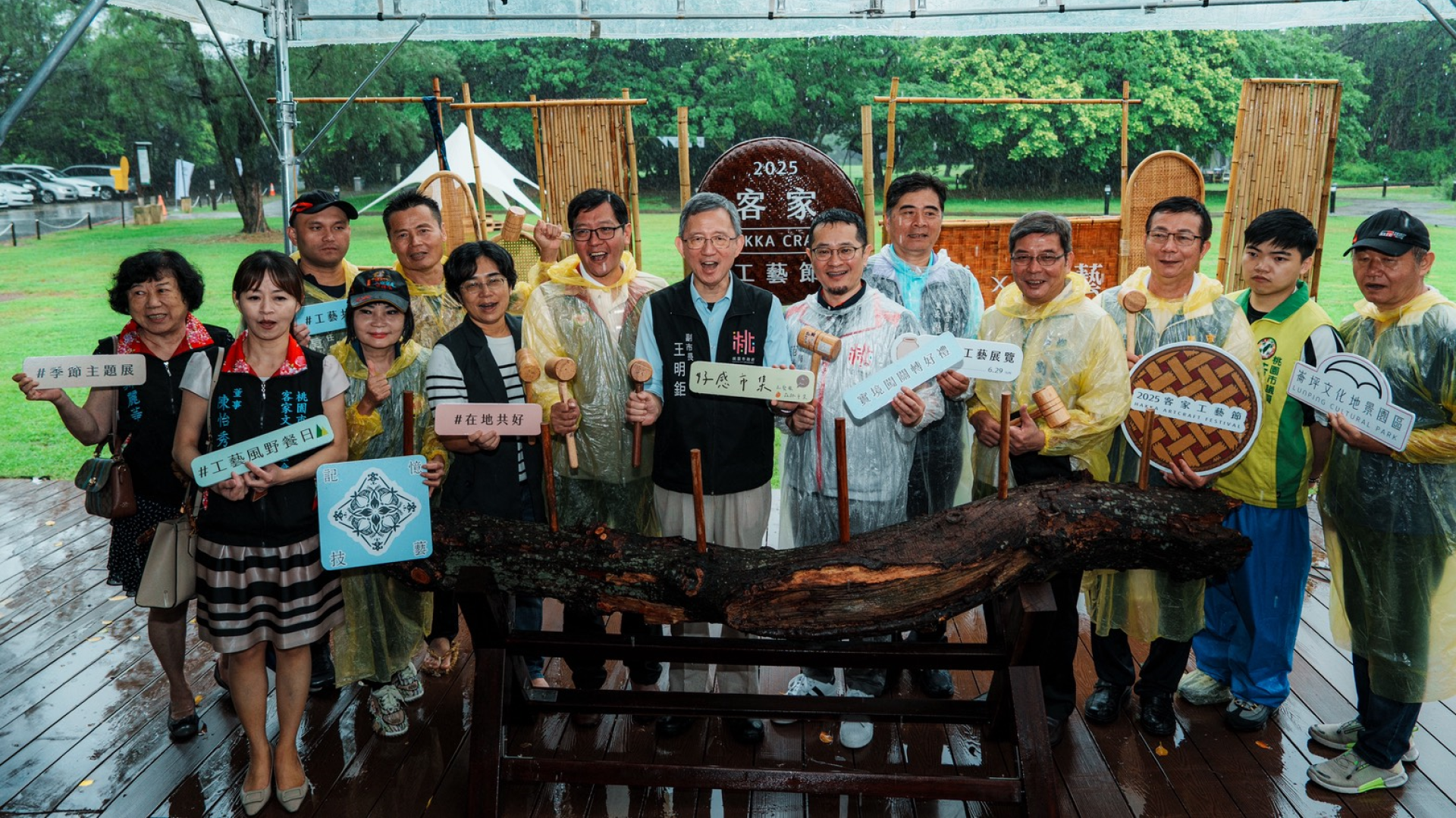 ▲桃園市副市長王明鉅、客家局長范姜泰基及現場貴賓,共同參與啟動儀式。(圖片來源:桃園市政府)