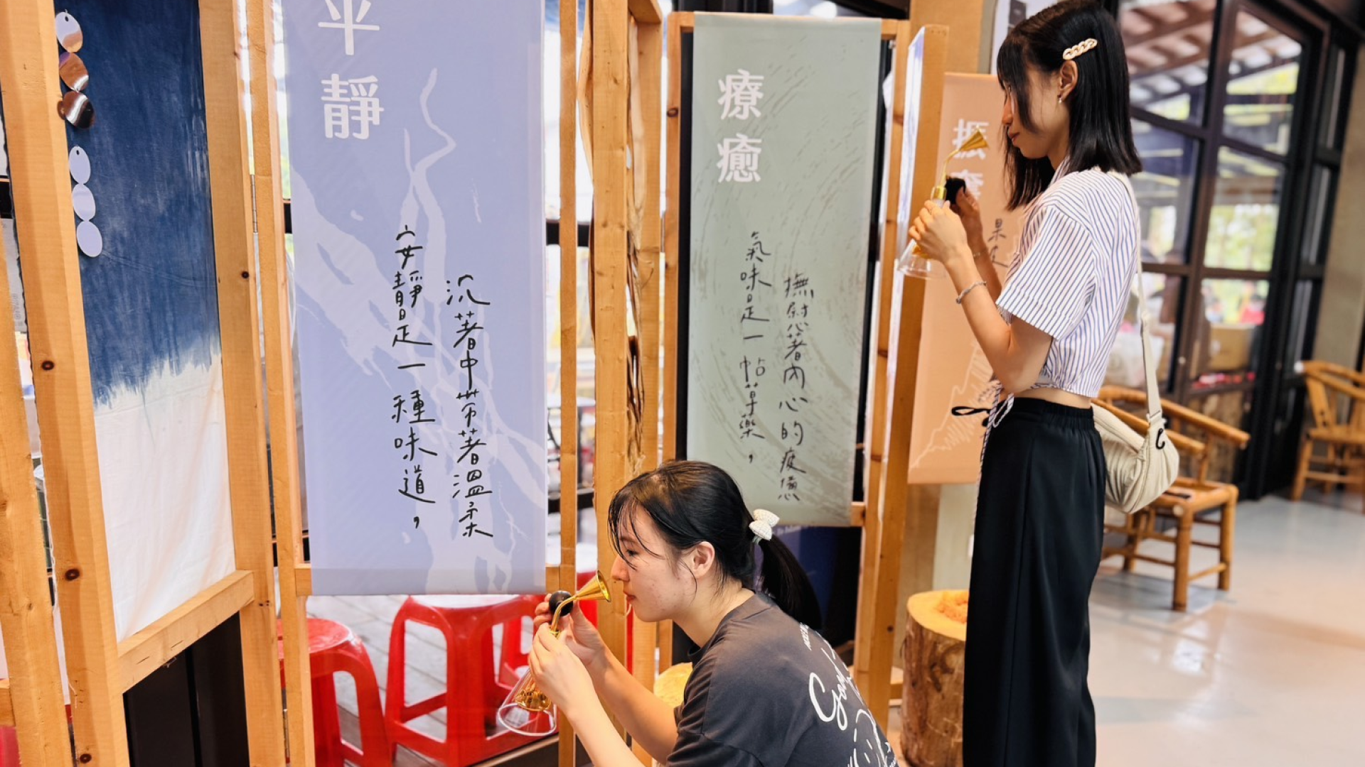 ▲民眾透過「聞心物語」互動裝置,找出屬於自己的心情氣味。(圖片來源:桃園市政府)