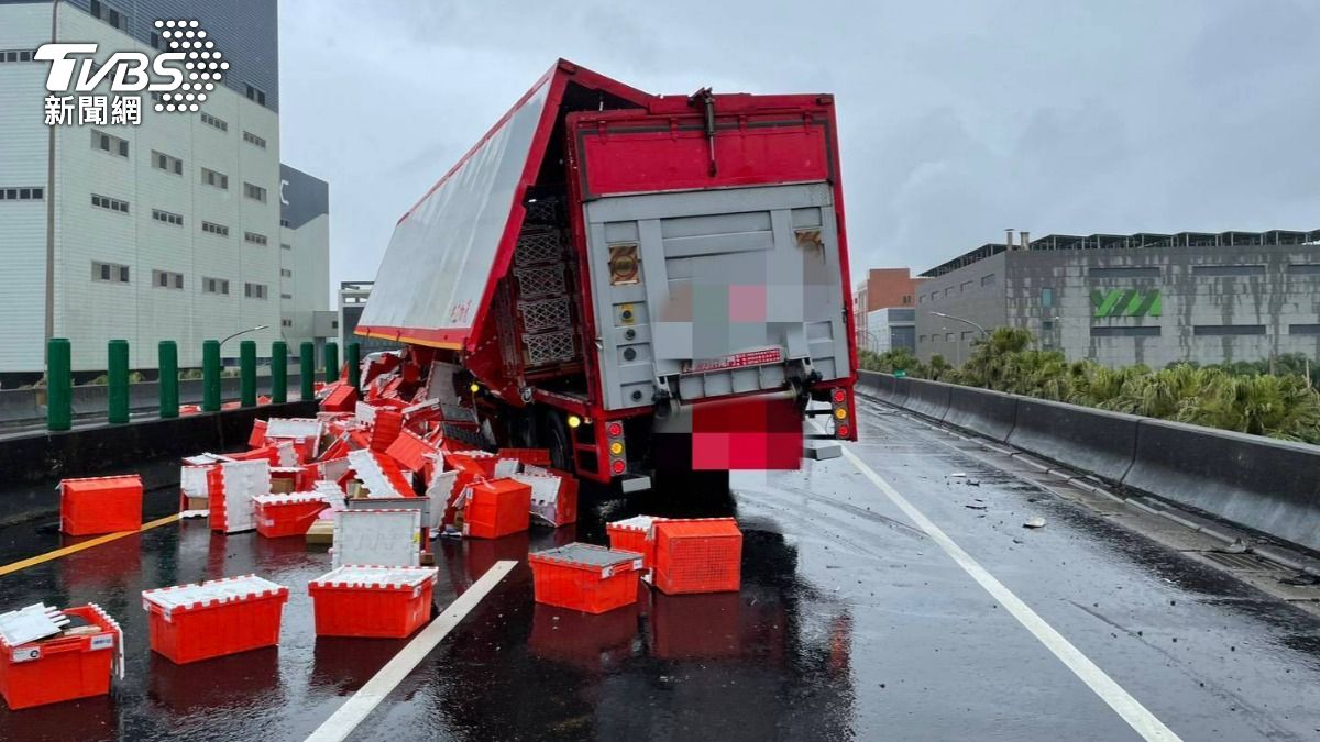 蝦皮貨物掉滿地!台61線貨車視線不佳猛撞轎車 駕駛受傷送醫
