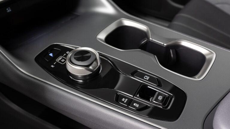 RZ 550e F Sport AWD提供可以切換成手動換檔的M模式。(圖/ Lexus提供)