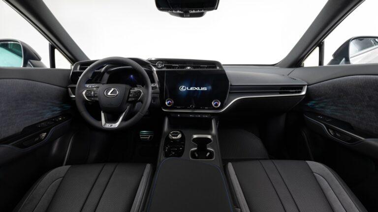 RZ 550e F Sport AWD內裝以黑色Ultrasuede類麂皮材質搭配藍色縫線。(圖/Lexus提供)