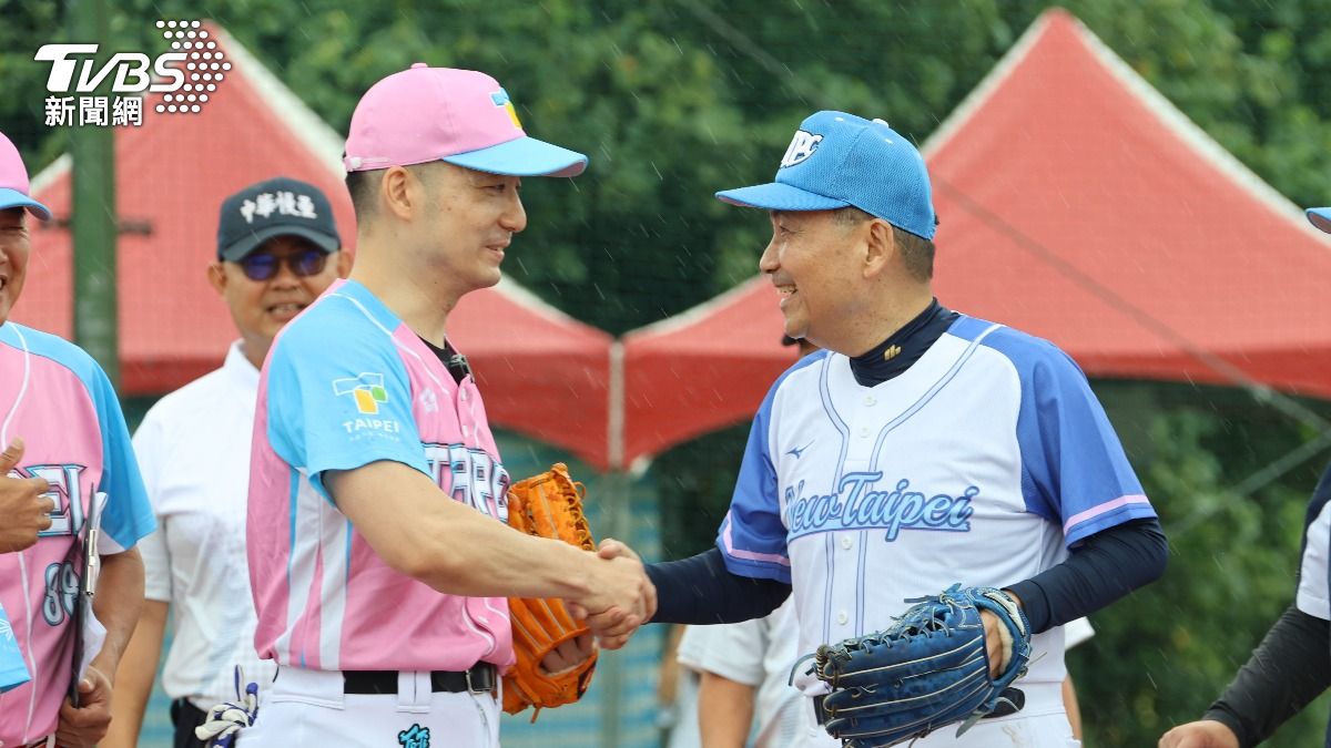 雙北市長世壯運壘球大戰 蔣萬安首局觸殺侯友宜!台北9:3勝