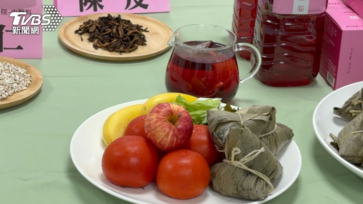 醫師建議大家吃粽子搭配蔬菜水果。（圖／TVBS）