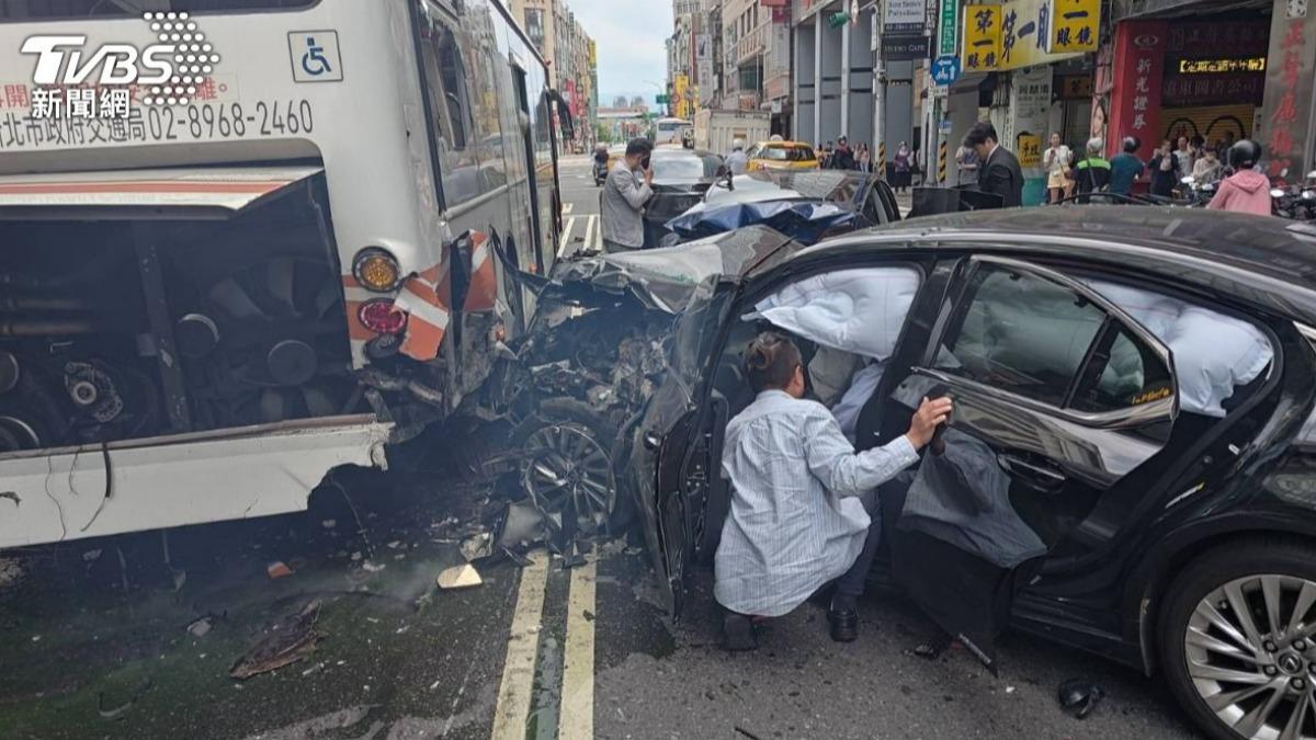 邱姓老翁駕車暴衝肇事。(圖/TVBS)