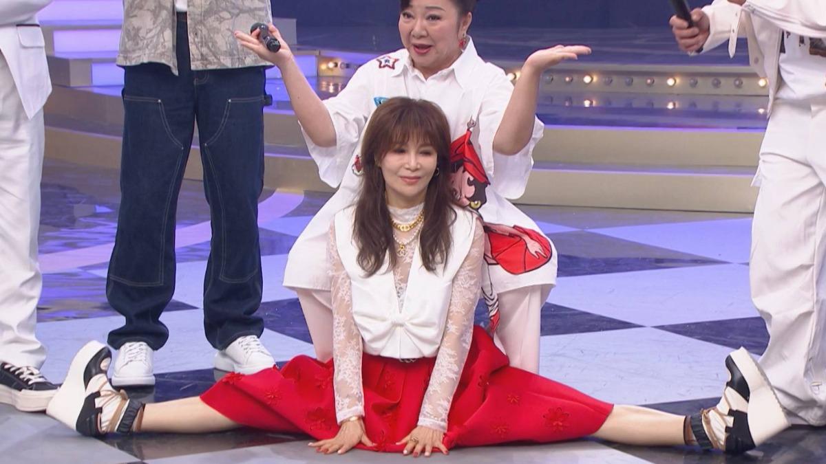 蔡秋鳳一字馬。（圖／民視提供）