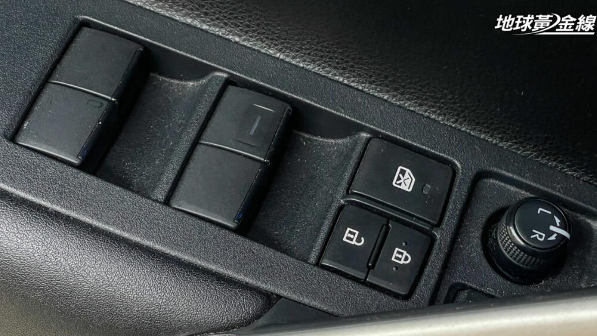 Corolla Cross電動窗開關原先僅有駕駛座具有LED背光。(圖/黃金地球線)