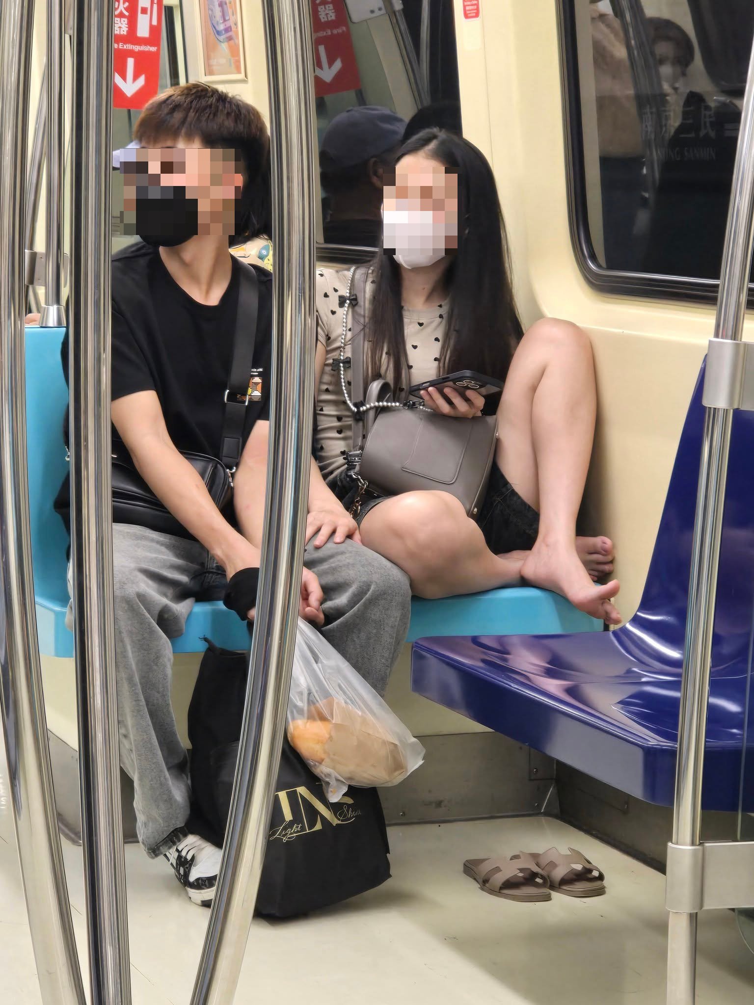 捷運-捷運光腳-捷運踩椅子-捷運規定-陳鴻