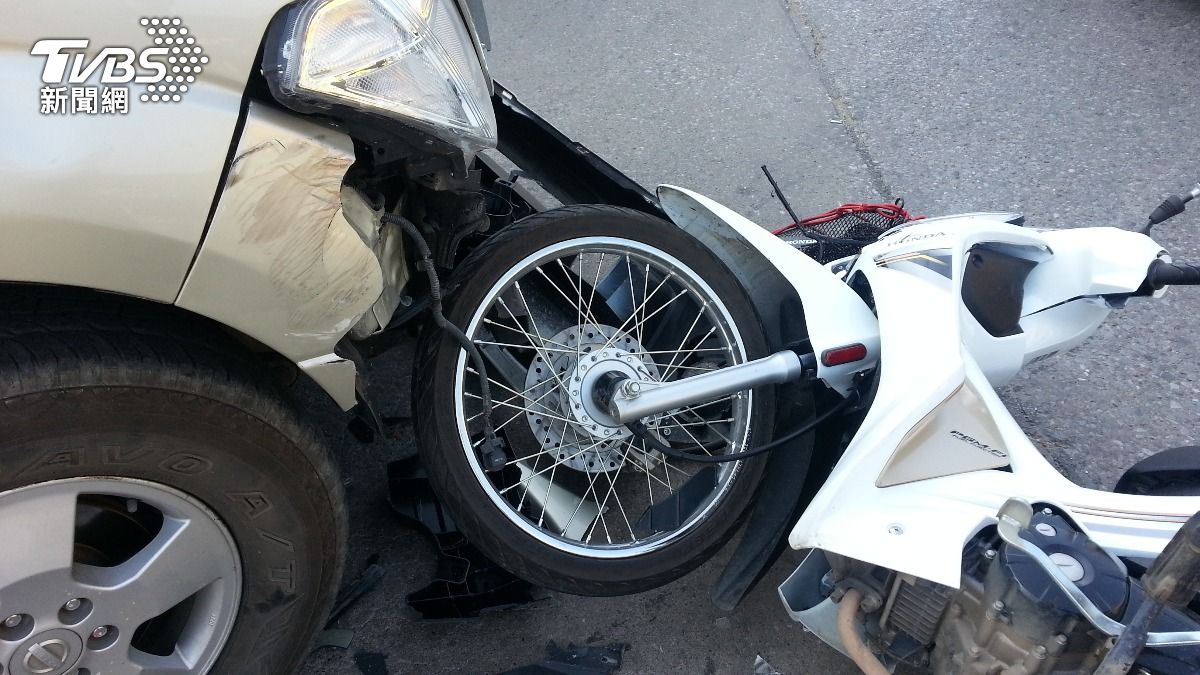 暴衝傳染?南投50歲男沿路撞 騎士跳車躲一劫