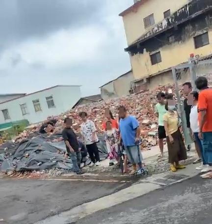 住戶無奈喊,建商「企圖趕我們走,讓我們無路可走」。(圖/翻攝自江和樹臉書)