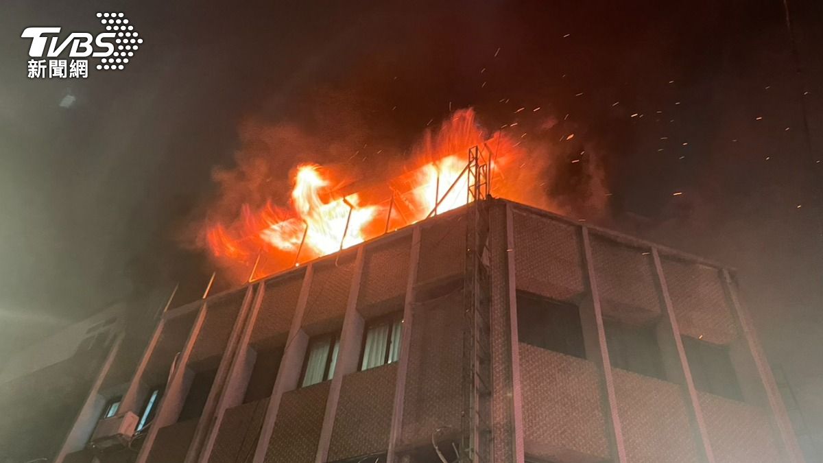 凌晨大火狂燒神明廳!桃園民宅頂樓陷火海 燒毀電器、雜物
