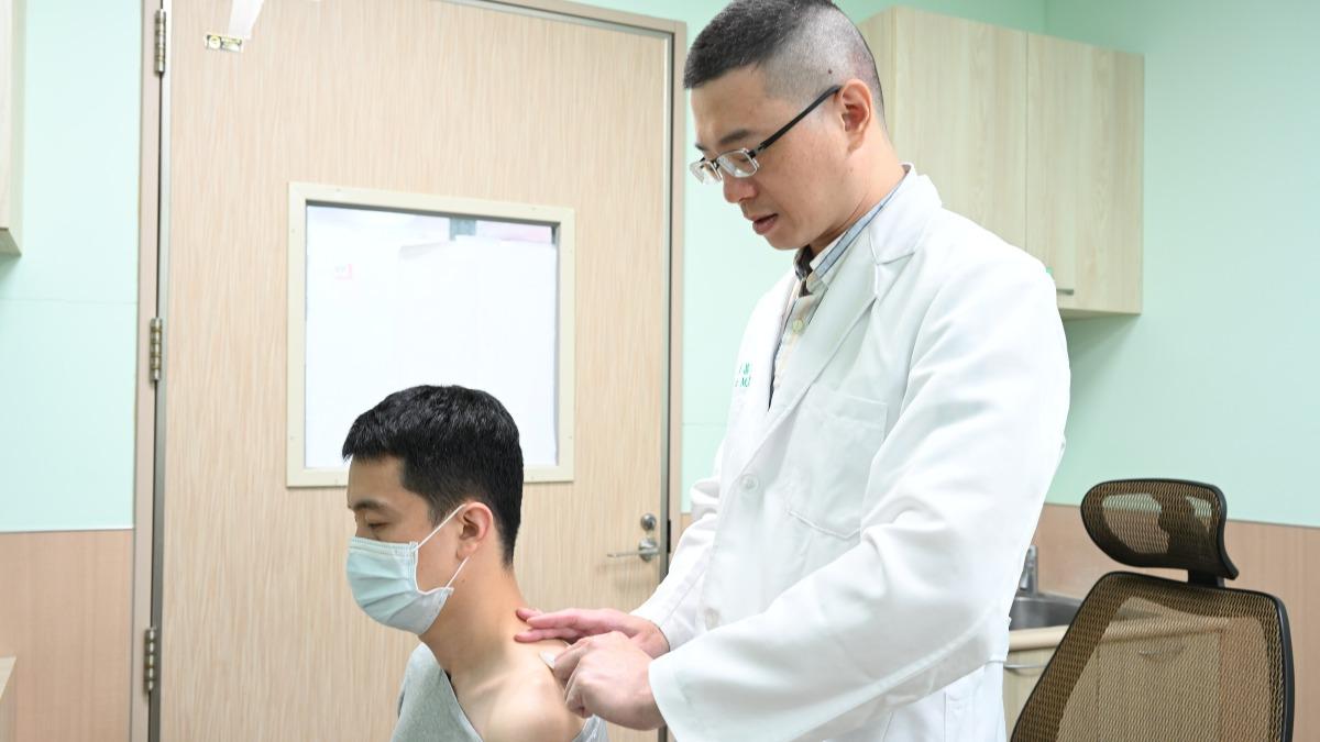 吳俊昌說明,近期門診患者中,年輕族群飽受肩頸痠痛、網球肘的比例愈來愈高。(圖/亞大附醫提供)