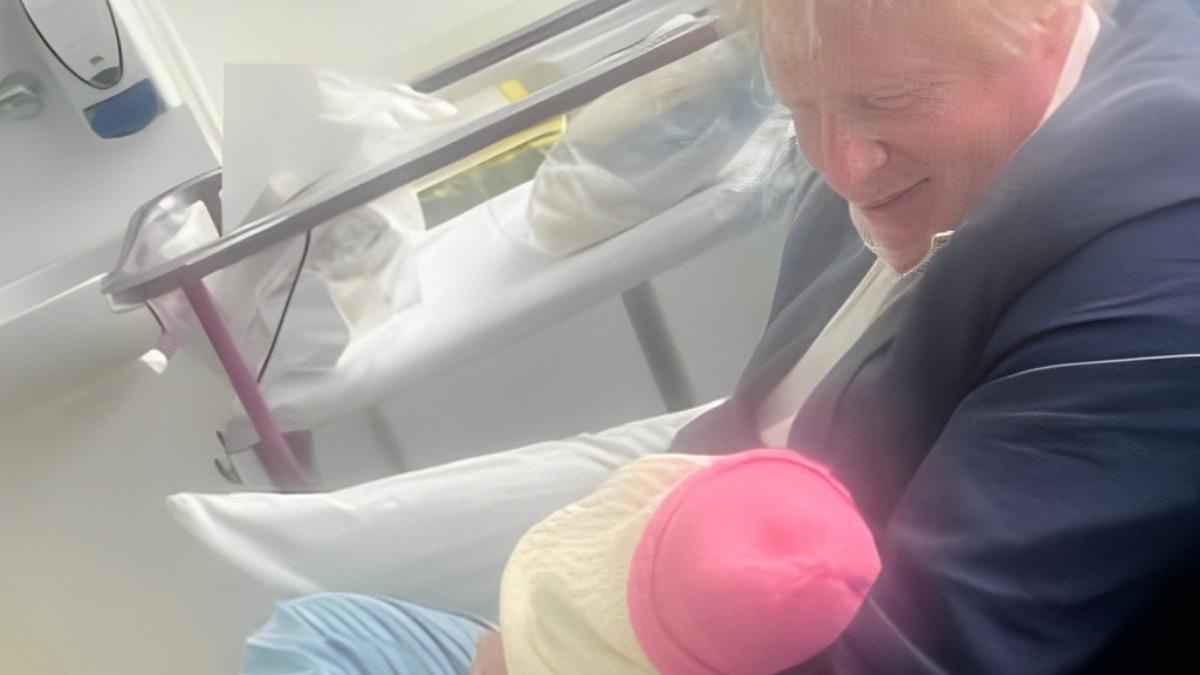 英國前首相再當爸!60歲強生迎第9個孩子 慈祥抱女兒合照曝光