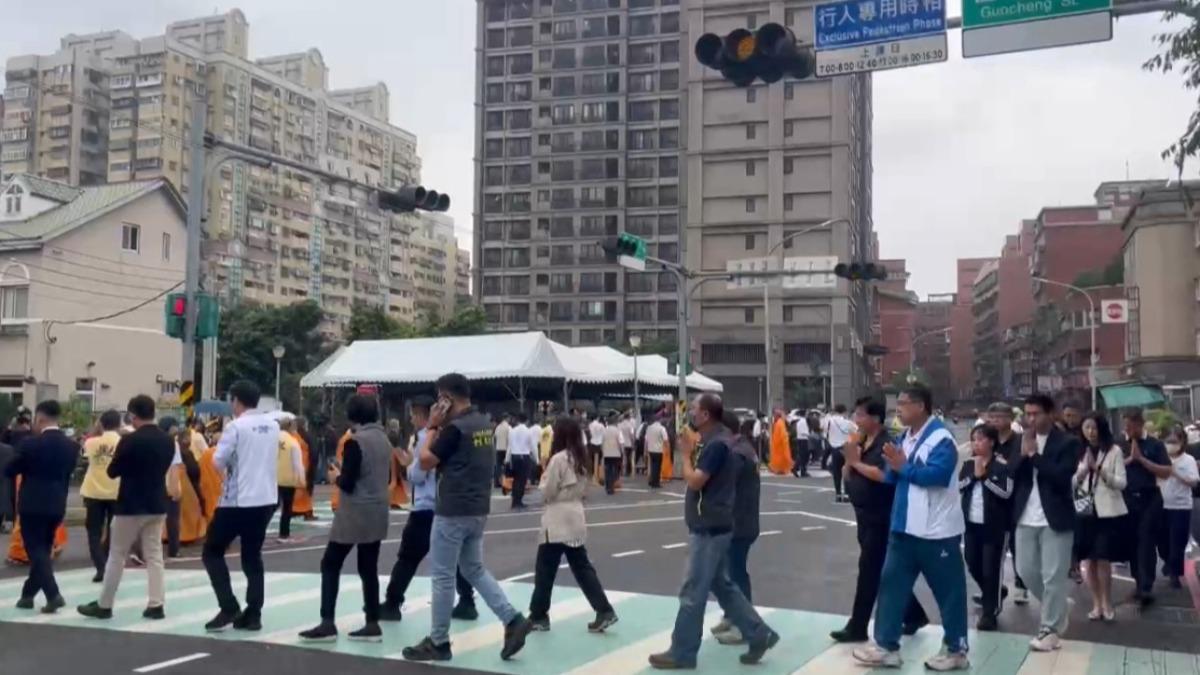 民眾跟隨著佛光山的僧侶一起圍繞事故路口誦經。(圖/民眾提供)