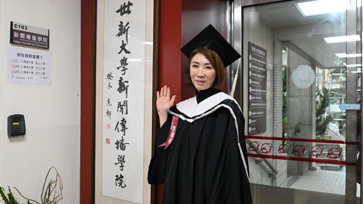恭喜!56歲李翊君拿下碩士學位 畢業典禮獲頒「傑出表現獎」