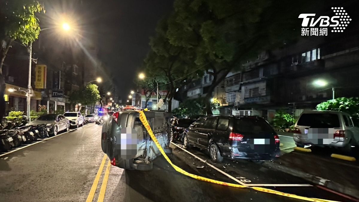 新北6旬婦自撞2車後翻車　雙手一攤：我就是沒錢，不然告我