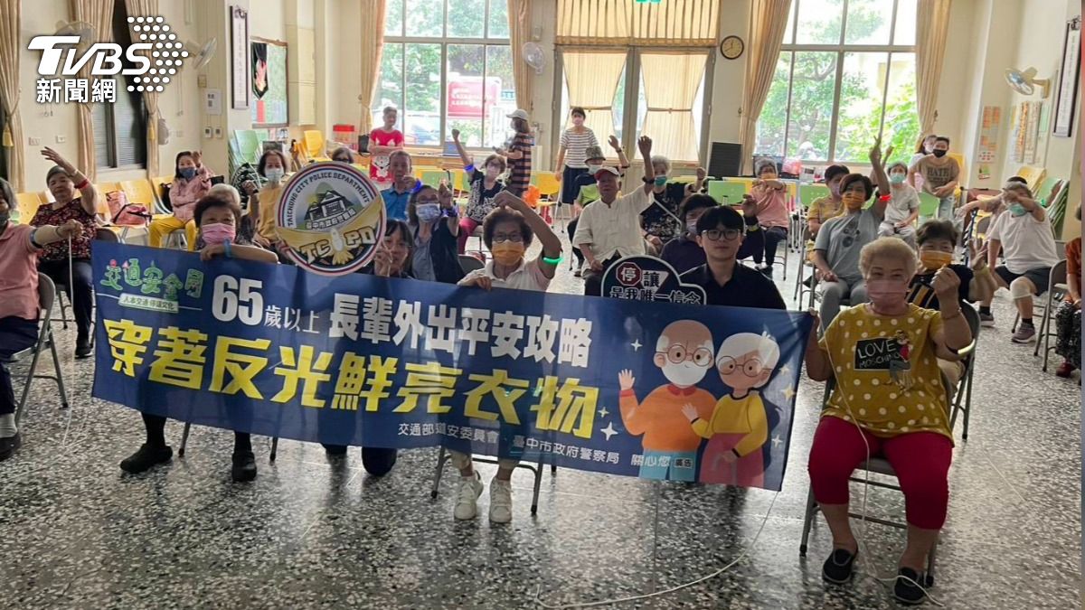 警方發送反光手環等亮光物品,並提醒長輩清晨及夜間外出時,穿著亮色系及鮮明衣物。(圖/TVBS)