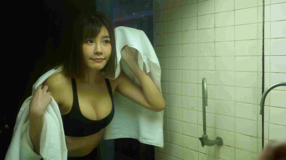啦啦隊女神跑步畫面太香！　「兇猛上圍包不住」瘋狂走光