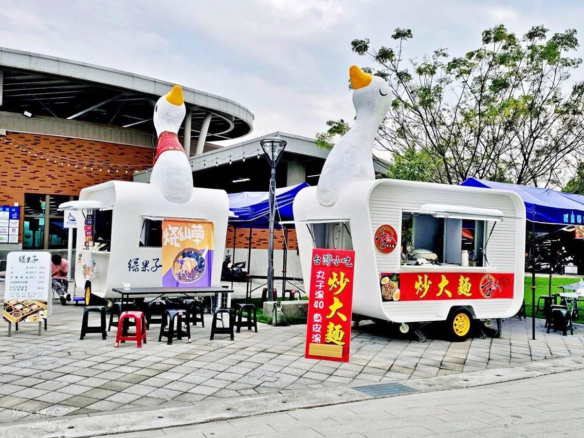 戶外空間有多輛大白鵝造型餐車,模樣相當討喜。(圖/Yuki's Life提供)