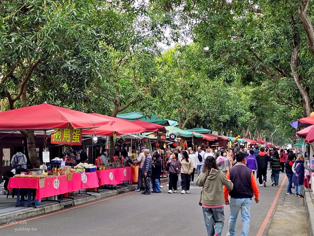 筆直的大馬路擺滿攤販,過了中午樹蔭會抵擋陽光,而且這條路很大條,即便人多也不會感到擁擠。(圖/Yuki's Life提供)