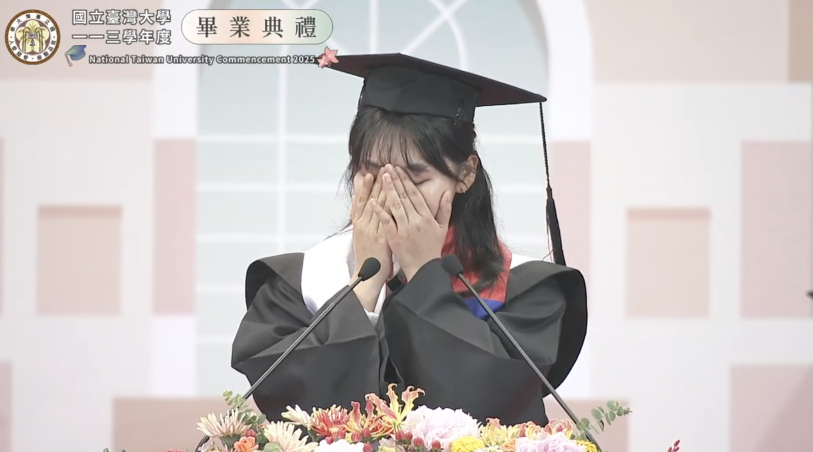 宋美娜看向台下的父母,瞬間眼匡泛淚。(圖/翻攝自頻道臺大YouTube)