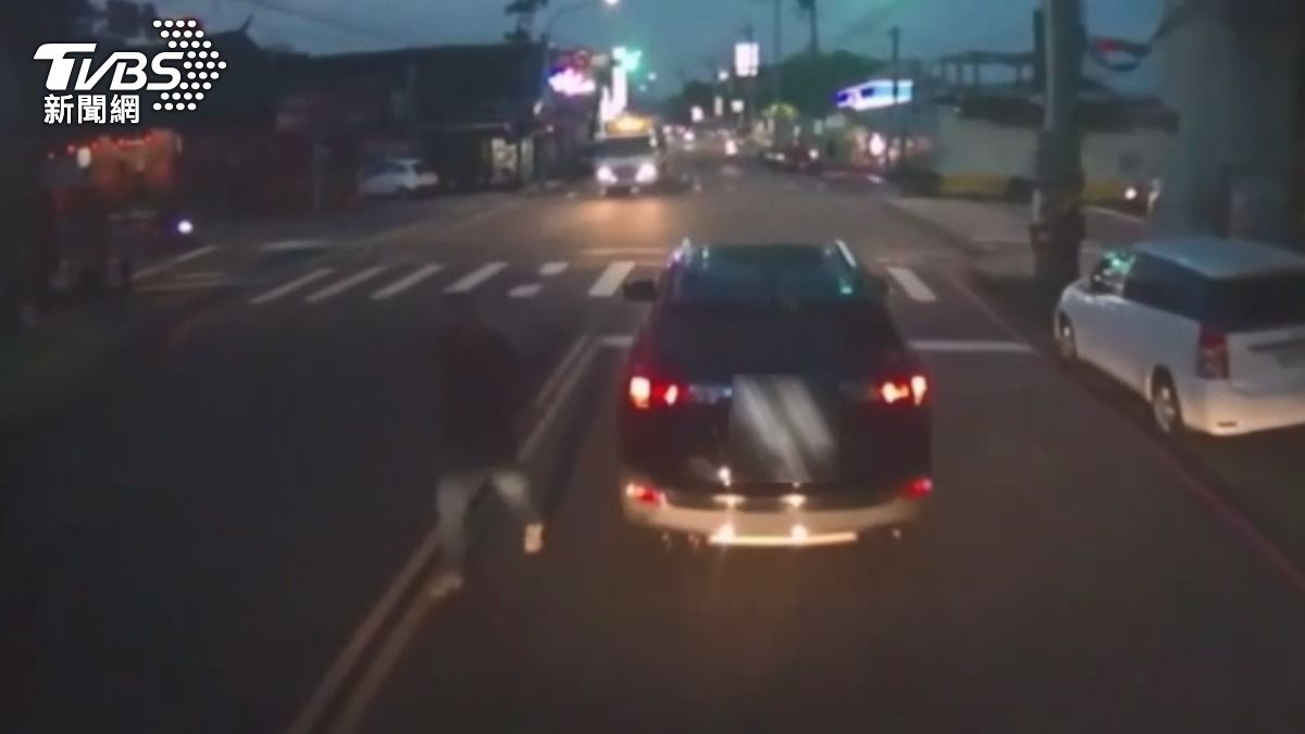 轎車司機下車理論。 (圖／TVBS)