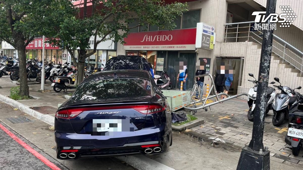 為撿蛋撻!新北男家樂福前衝撞變電箱 誇張畫面曝