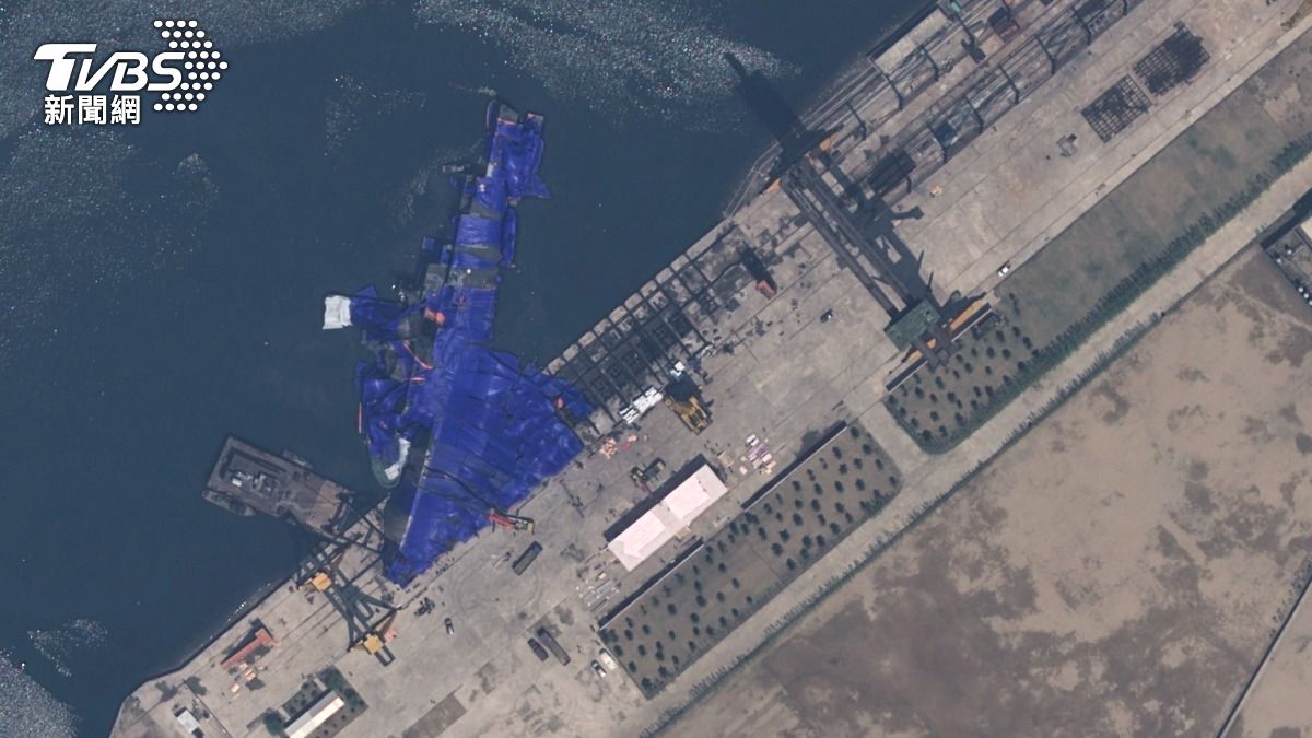 疑似為北韓驅逐艦在下水儀式事故後的衛星照片。（圖／達志影像美聯社）