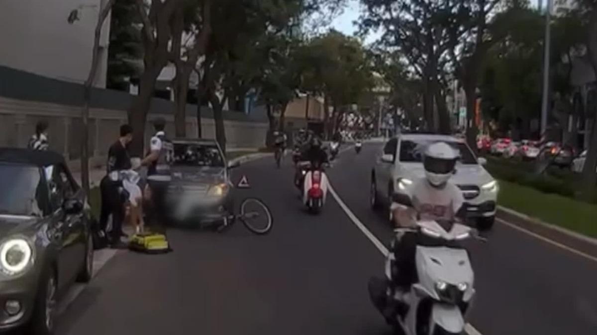 銀色車輛撞傷單車少年。（圖／TVBS）