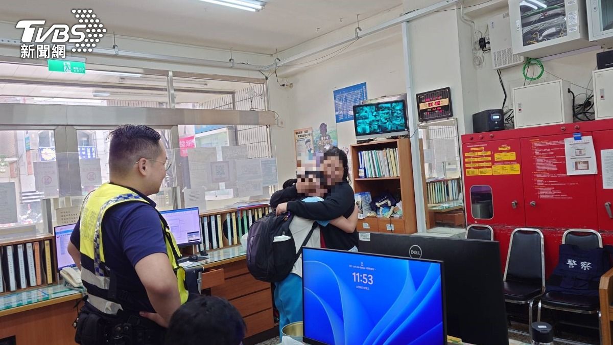 上學時間卻在路中哭！童搭錯車又走不回家　看到媽秒討抱淚崩