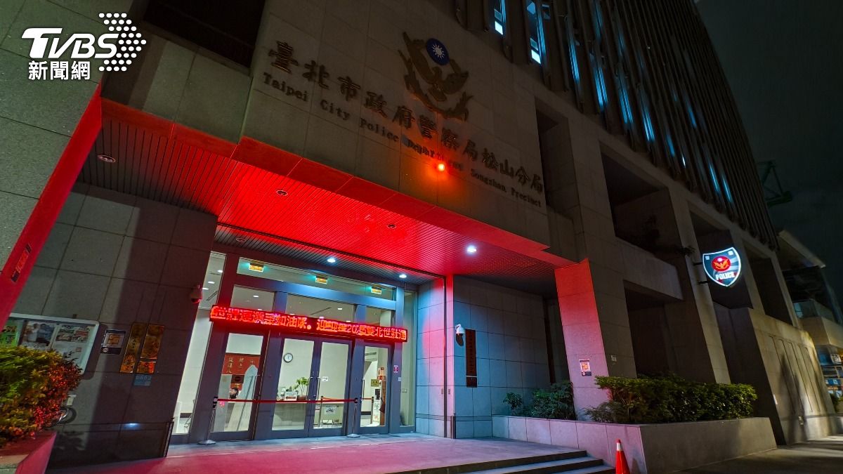 張茂楠於今日凌晨0時許前往台北市松山分局中崙派出所報案。（圖／陳冠宇攝）