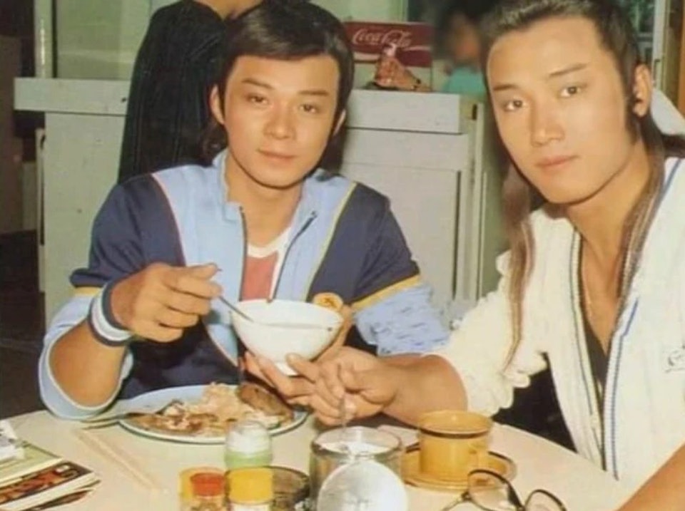 黃日華日前曬出與苗僑偉早期的合照。（圖／翻攝自黃日華臉書）
