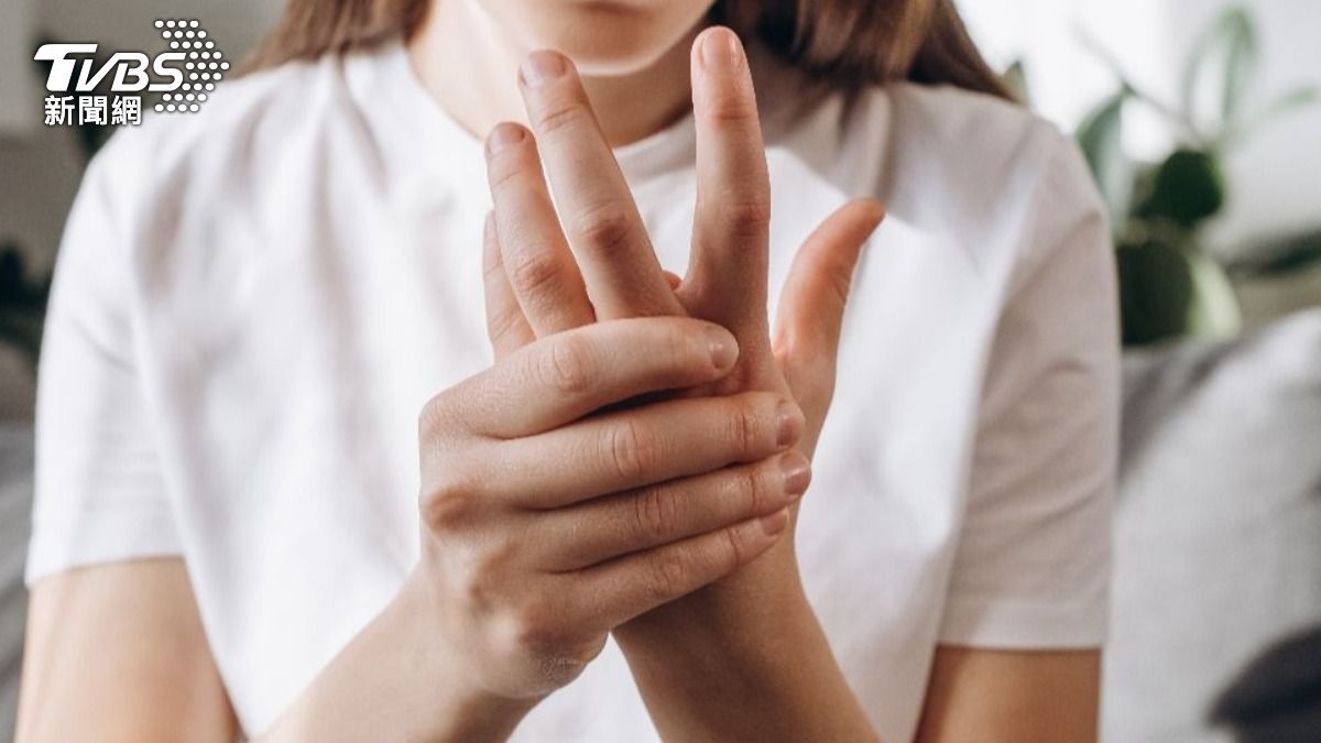 手腳5大異常「恐罹癌症」！　醫：症狀持續2週快就醫