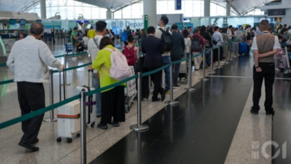 4月18日復活節長假首日，大批港人經機場出境。（圖／香港01）