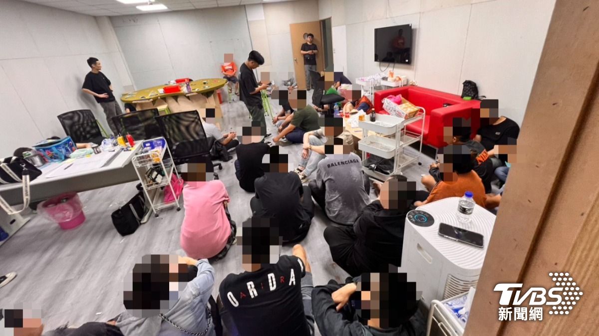 新北工廠藏天九牌賭場!警凌晨破門 48賭客狼狽落網