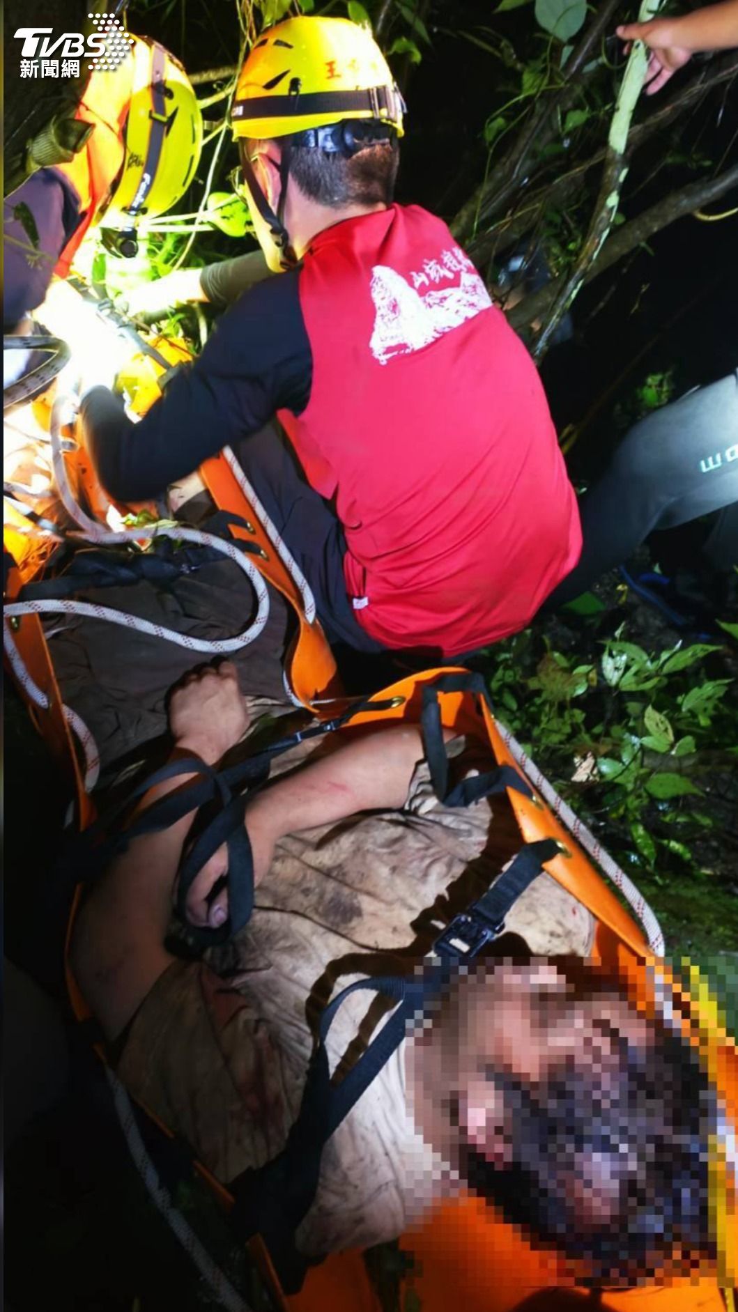 尖石港男跌落溪谷 消防涉水搜救送醫。(圖/新竹縣消防局提供)