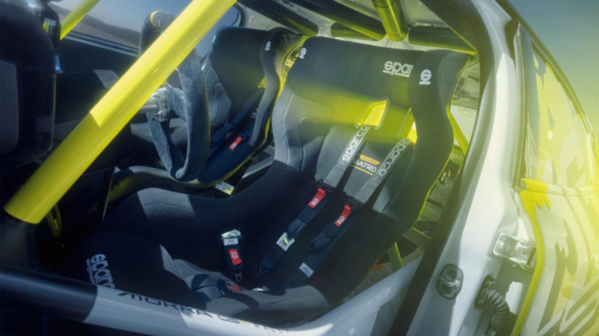 Opel Mokka GSE Rally基於市售版Mokka Electric打造，但由裡到外已改裝為符合規範的拉力賽車。（圖／Opel提供） 