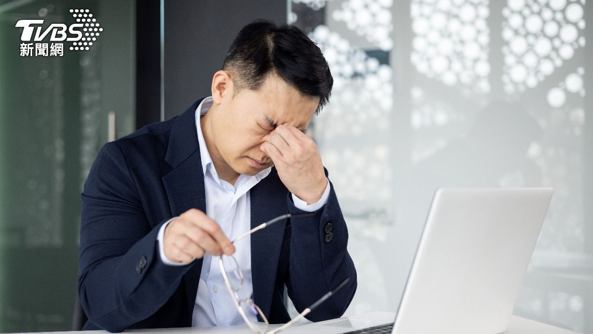 50歲以上中年男擔心攝護腺檢查麻煩或手術風險而拖延就醫。（示意圖／shutterstock達志影像）