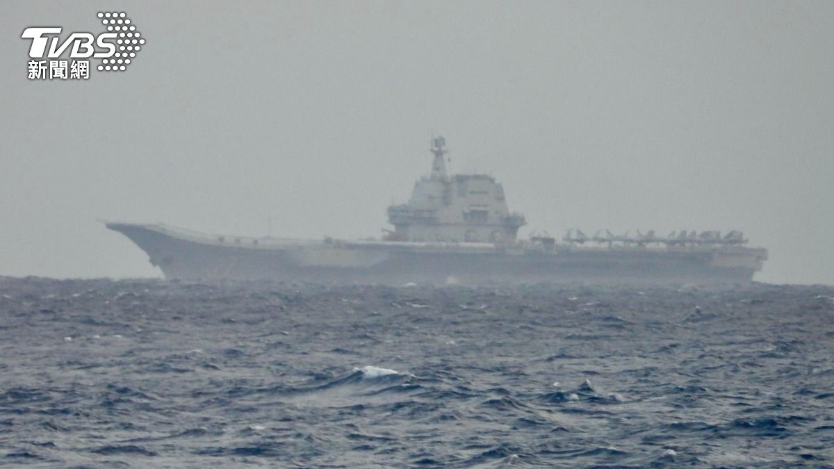 台灣國防部拍攝到中國解放軍航空母艦在台海上進行軍演。(圖/達志影像美聯社)