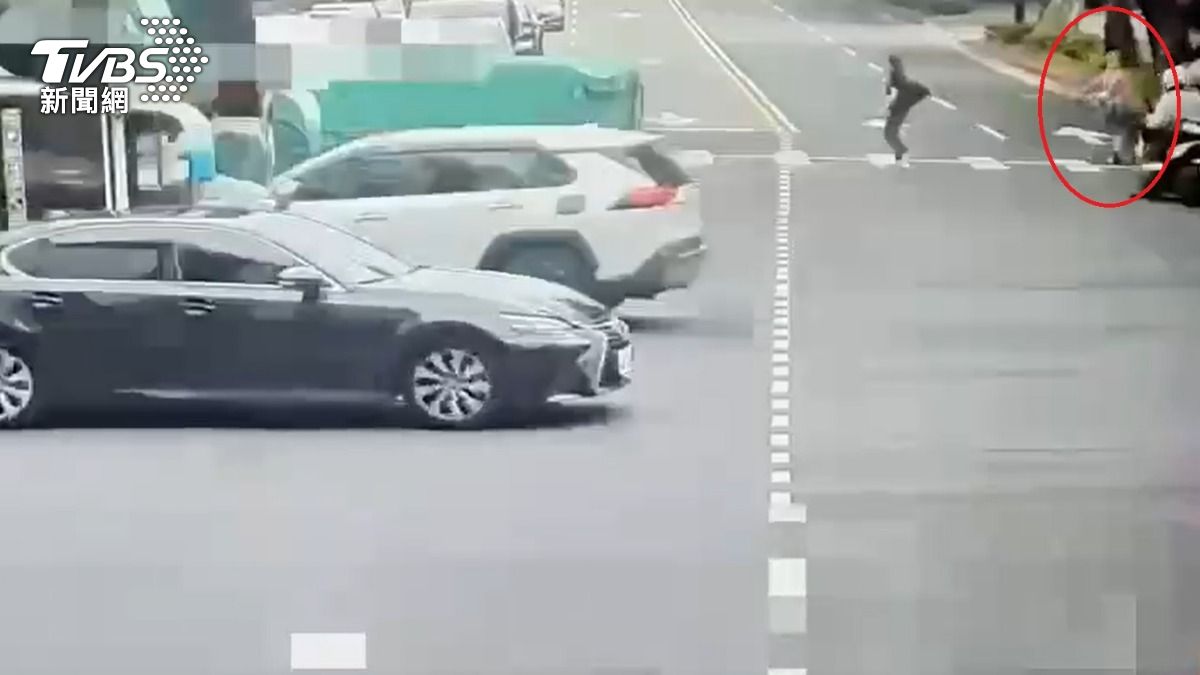 惡作劇?日籍男北市過馬路遭女偷襲「出腳踹背」 警要查了