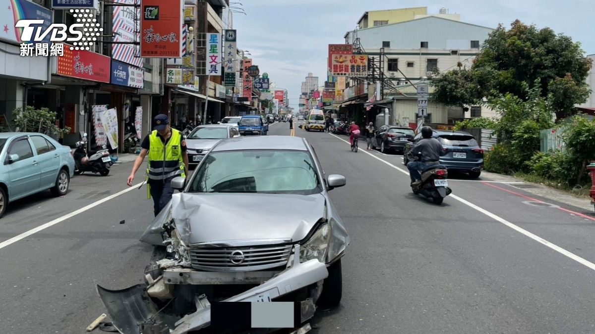 台南62歲翁駕車突跨雙黃線!連環撞7車、1行人 疑毒駕慘了