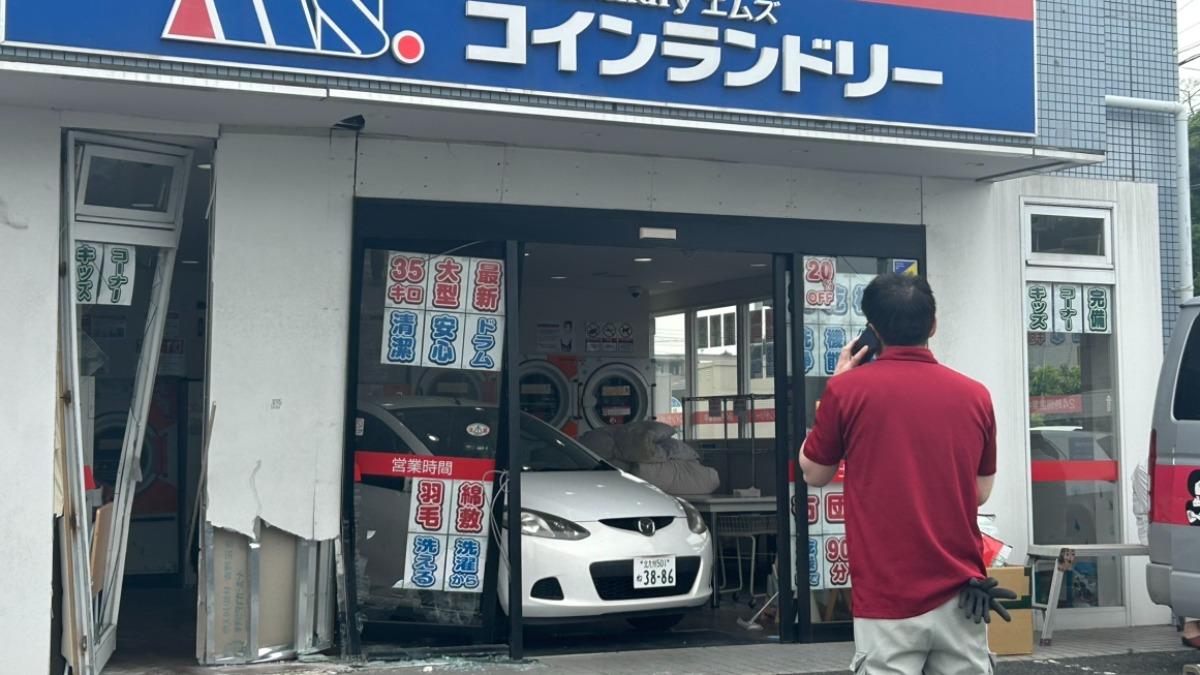 又是高齡駕駛!日78歲翁倒車踩油門 暴衝入洗衣店撞傷她