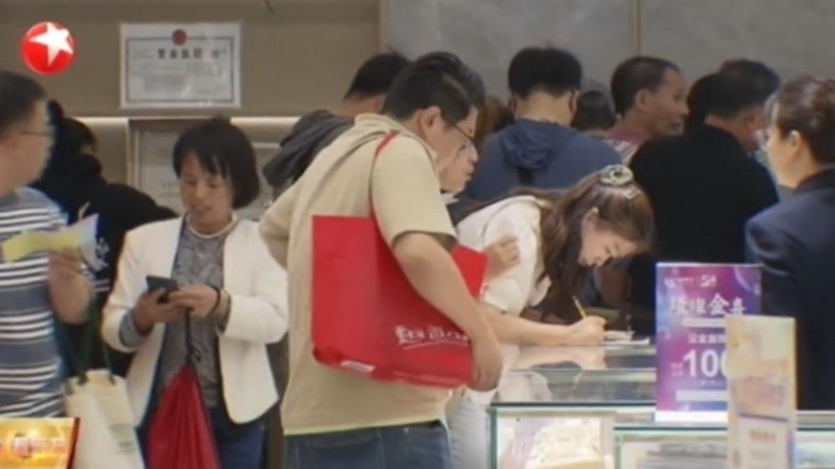 上海黃金消費券秒殺,連鎖門市天天排長龍。(圖/東方衛視)