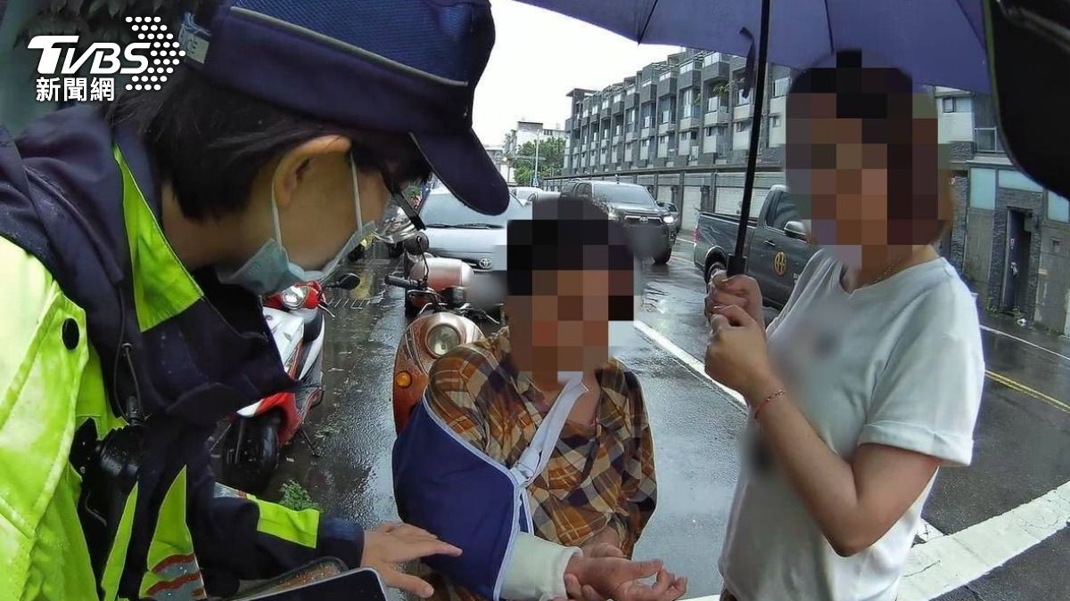 兒沒空顧「送媽到長照」!台中婦想家打石膏走回 雨中遇最暖人情