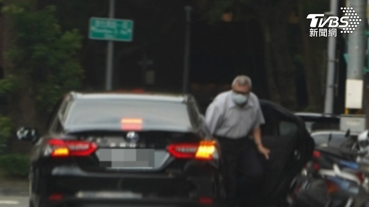 疑似為監察院幕僚的白髮男子,代李俊俋以公務車接送愛犬寵物美容、送餐點。(圖/讀者提供)