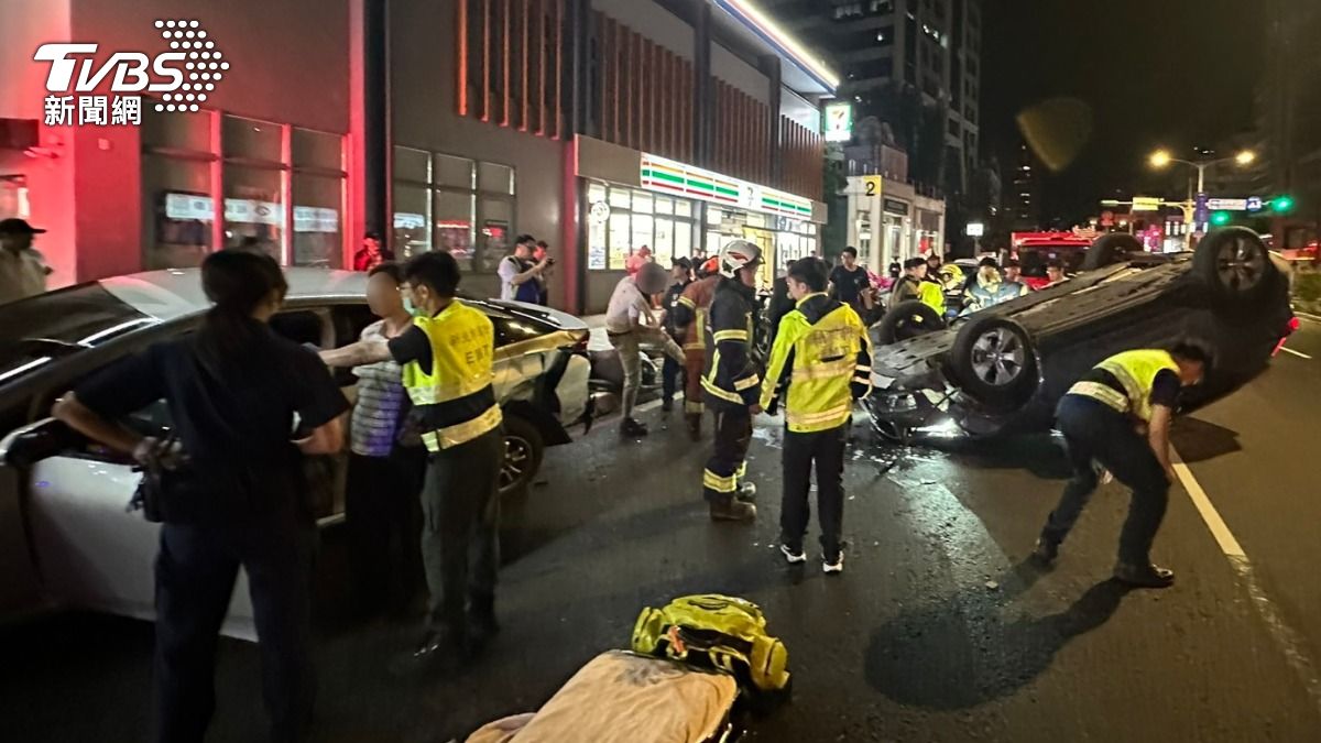 四輪朝天!疑駕車未注意前方路況 新店42歲男撞違停車翻覆