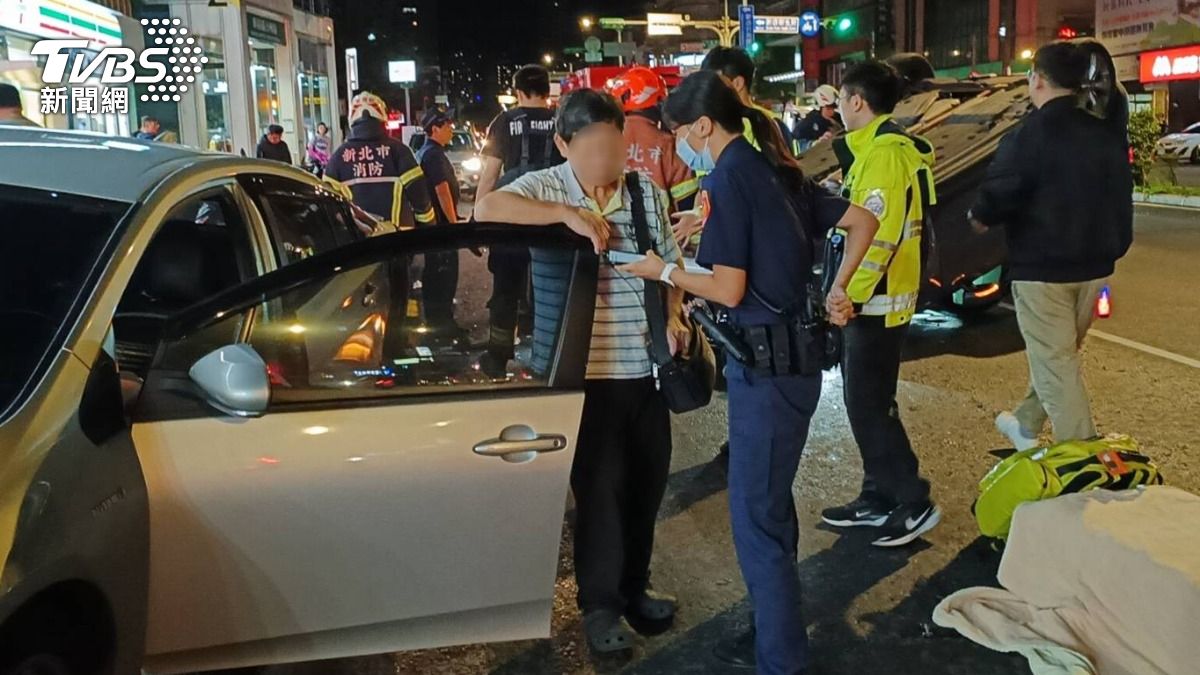 69歲洪姓男子頸椎挫傷，由救護人員送往慈濟醫院治療，無生命危險。（圖／TVBS）