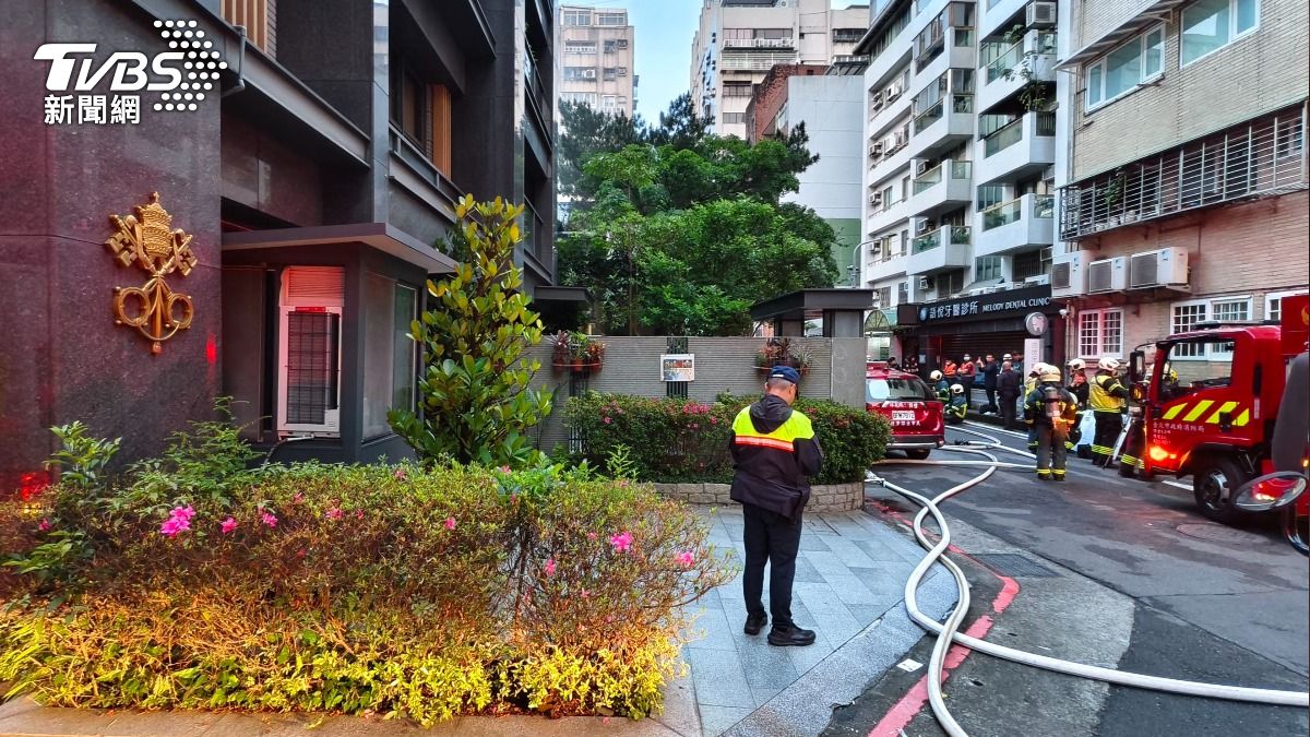 由於火場位置緊鄰教廷駐華大使館,消防人員在撲救過程中特別加強鄰近區域警戒。(圖/陳冠宇攝)