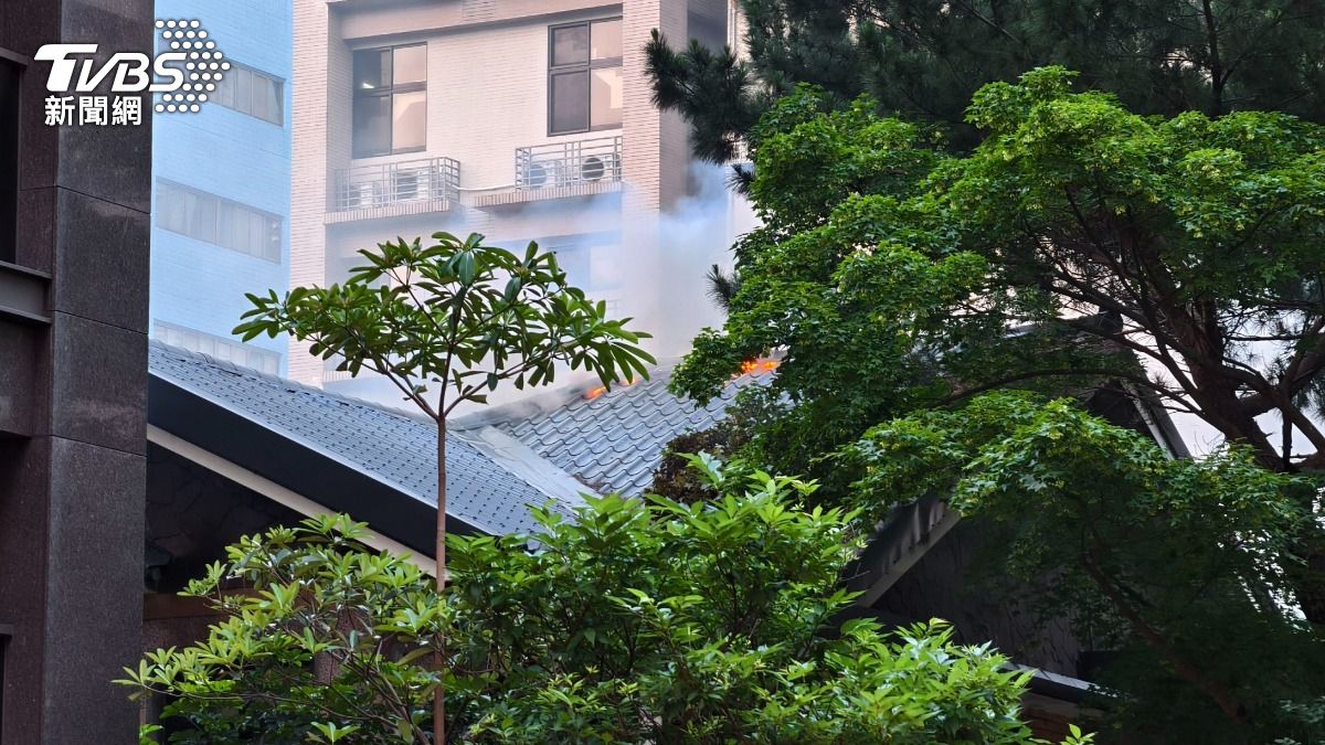 主要集中在建築一樓廚房區域,並有延燒跡象,屋頂亦一度竄出火舌。(圖/陳冠宇攝)