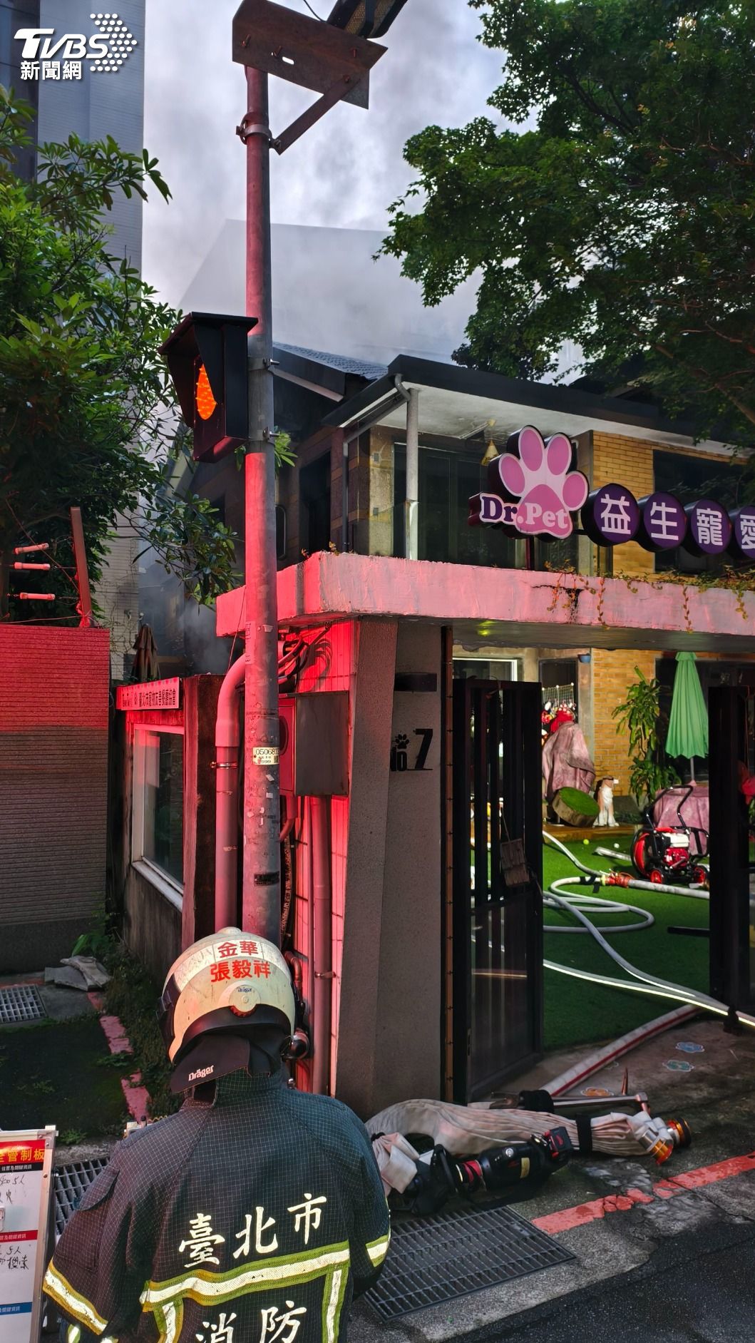 該餐廳由一棟擁有逾60年歷史的日式洋房改建而成,疑木造建材助長火勢。(圖/陳冠宇攝)